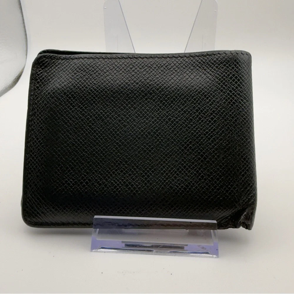 Louis Vuitton Black Taiga Leather Bifold Wallet | Men’s | Pre-Owned |